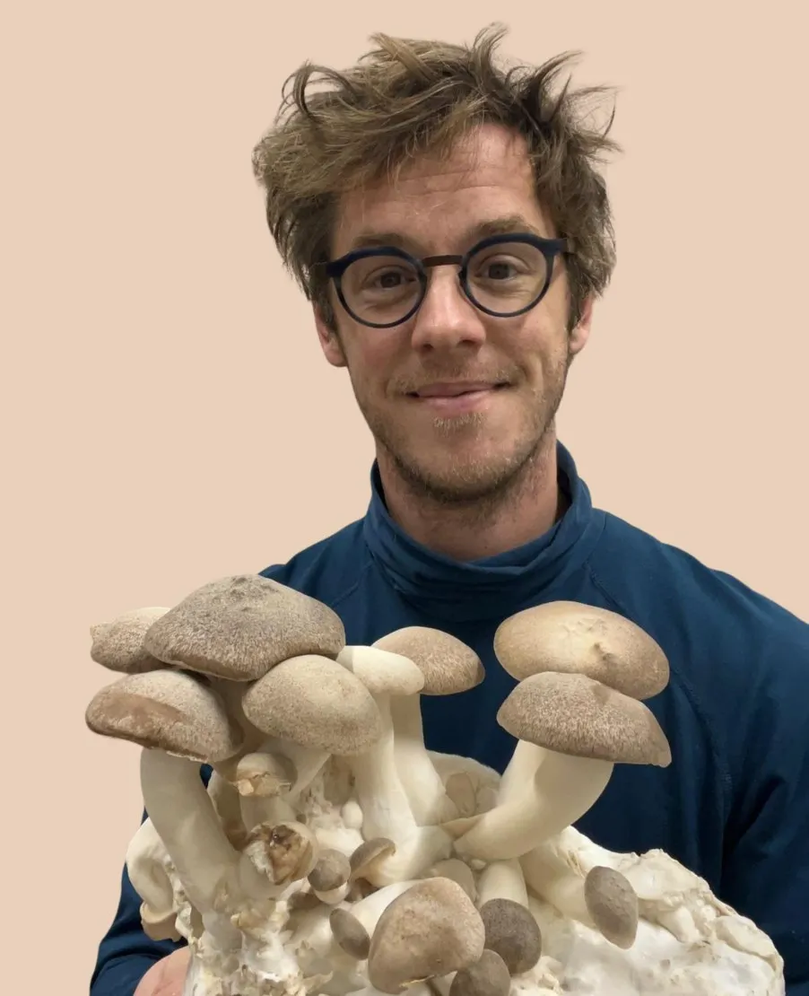 Florestan, fondateur des Myconautes, avec une brassée de champignons